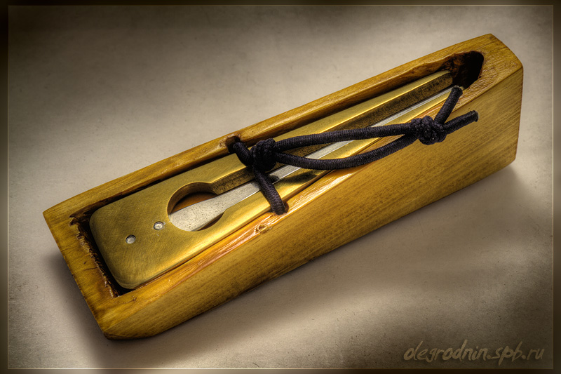 Glazirins vargan in amber